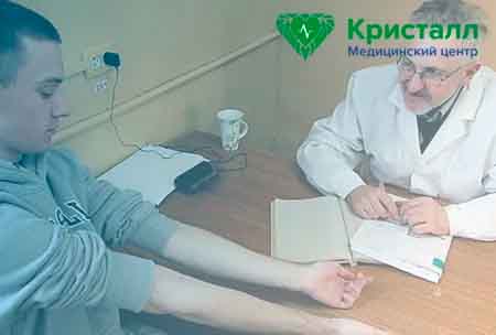 Нарколог консультирует пациента с зависимостью от бутирата